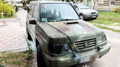 Підпал авто військового у Рівному за 1500 доларів: підозрюють 18-річного юнака