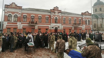 На Чернігівщині попрощалися з шістьма бійцями, які загинули при виконанні бойових завдань На Чернігівщині попрощалися з шістьма бійцями, які загинули при виконанні бойових завдань