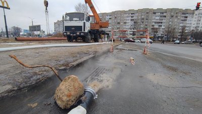 Замінюють прогнилі труби: у 55-му мікрорайоні Луцька ремонтують порив на тепломережі Замінюють прогнилі труби: у 55-му мікрорайоні Луцька ремонтують порив на тепломережі