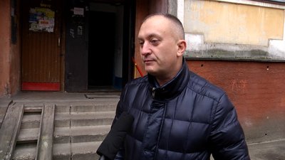 Житомирянка Олена Котікова скаржиться на те, що під'їзд її будинку не обладнаний пандусом Житомирянка Олена Котікова скаржиться на те, що під'їзд її будинку не обладнаний пандусом
