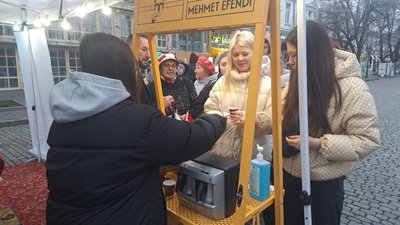 Бариста розливає турецьку кауу в Одесі