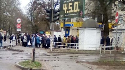 У Херсоні кілометрові черги за хлібом та ліками, магазини пусті, банкомати не працюють У Херсоні кілометрові черги за хлібом та ліками, магазини пусті, банкомати не працюють