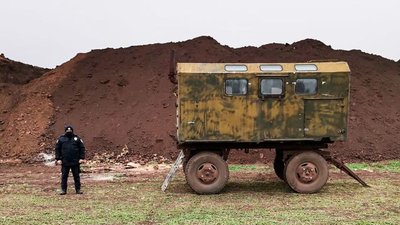 На Миколаївщині поліцейські цілодобово охороняють місця незаконних розкопок кургану
