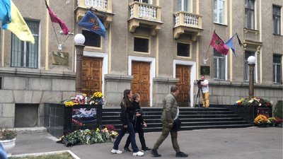 Харків'яни несуть квіти до Університету повітряних сил