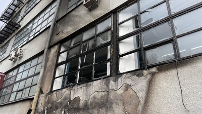 Будівля на Привокзальній площі, поруч з якою в ніч на 2 жовтня зайнялися кіоски, Харків