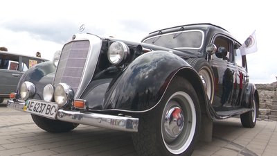 У Дніпрі влаштували автопробіг на ретромашинах