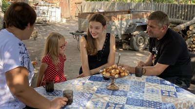 Малює загиблих батьків та хоче стати балериною. Історія Поліни, яка вижила під час розстрілу РФ колони під Куп'янськом Малює загиблих батьків та хоче стати балериною. Історія Поліни, яка вижила під час розстрілу РФ колони під Куп'янськом