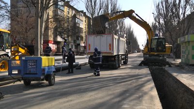 Воду людям не перекриватимуть: у Маріуполі міняють водогін Воду людям не перекриватимуть: у Маріуполі міняють водогін