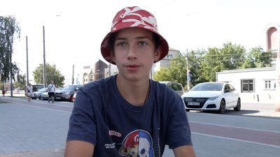 На Чернігівщині волонтери почали будувати будинок хлопчику, який продавав молоко, щоб вилікувати маму На Чернігівщині волонтери почали будувати будинок хлопчику, який продавав молоко, щоб вилікувати маму
