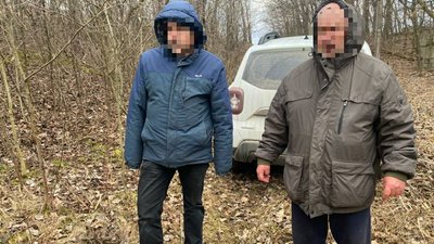 На Буковині двох чоловіків намагались незаконно провести через кордон