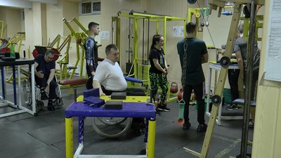 "Це як життя": у Полтаві армреслери з інвалідністю та молодь готуються до всеукраїнських змагань "Це як життя": у Полтаві армреслери з інвалідністю та молодь готуються до всеукраїнських змагань