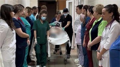 Лікарі та медичний персонал утворили "коридор шани"