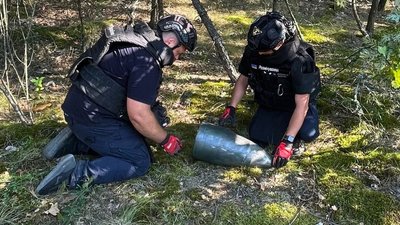 Сапери ДСНС вилучають бойову частину безпілотника