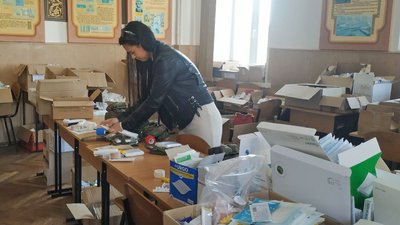 Різні за розміром, але не за вмістом: у Волинському медінституті збирають військові аптечки Різні за розміром, але не за вмістом: у Волинському медінституті збирають військові аптечки