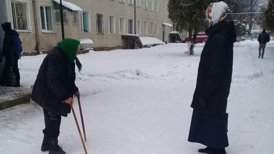 На Прикарпатті бабуся три дні не могла потрапити додому через негоду