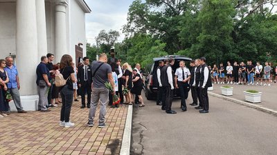 Обстріл курорту на Одещині: на алеї стадіону "Чорноморець" попрощалися з тренером футбольної команди "Атлетик" Обстріл курорту на Одещині: на алеї стадіону "Чорноморець" попрощалися з тренером футбольної команди "Атлетик"