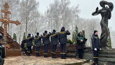 Тернопільські рятувальники поклали до пам’ятника вінок з гілля ялинки Тернопільські рятувальники поклали до пам’ятника вінок з гілля ялинки