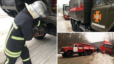 На Кіровоградщині за добу рятувальники витягали зі снігу 2 вантажівки та мотоцикл На Кіровоградщині за добу рятувальники витягали зі снігу 2 вантажівки та мотоцикл
