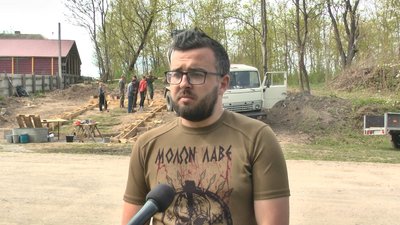 За словами представника фонду "Героїка" Ігоря Шминдрука, на Хмельниччині вони віднайшли уже три місця, де захоронені вояки УНР. Фото: Суспільне. Поділля. За словами представника фонду "Героїка" Ігоря Шминдрука, на Хмельниччині вони віднайшли уже три місця, де захоронені вояки УНР. Фото: Суспільне. Поділля.