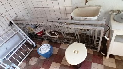 Відро замість унітазу. Пацієнт показав умови в інфекційному на Буковині. СУСПІЛЬНЕ | ВІДЕОНОВИНИ
