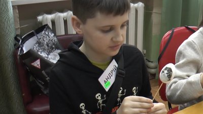 "Великоднє диво". В Дніпрі діти-переселенці вчилися робити крашанки на янголів "Великоднє диво". В Дніпрі діти-переселенці вчилися робити крашанки на янголів