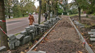Ремонт тротуарів: як у Рівному відновлюють пішохідні зони та як реагують рівняни