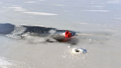 У Дніпрі водолази-рятувальники дістали вмерзле у кригу тіло чоловіка У Дніпрі водолази-рятувальники дістали вмерзле у кригу тіло чоловіка
