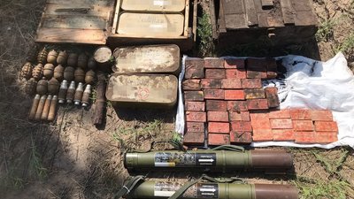 На Луганщині правоохоронці виявили три тайники з боєприпасами та вибухівкою