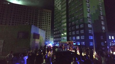 У спальному районі Одеси спалахнула багатоповерхівка: з верхніх поверхів евакуюють людей