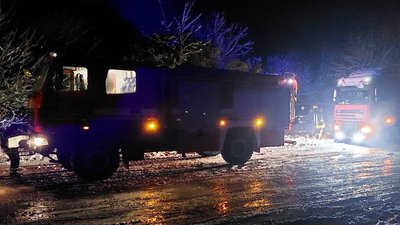 Негода на Харківщині: у Новій Водолазі дві фури перегородили виїзд на трасу