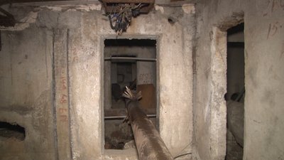 У Дніпрі під будинками на вул. Калиновій постійно прориває трубу У Дніпрі під будинками на вул. Калиновій постійно прориває трубу