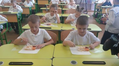 Їжа в ланч-боксах: як у вінницькій школі годують дітей в умовах карантину