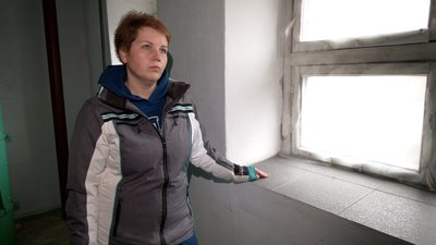 У Чернігові 18 багатоповерхівок, які постраждали від обстрілів росіян, досі стоять без вікон У Чернігові 18 багатоповерхівок, які постраждали від обстрілів росіян, досі стоять без вікон