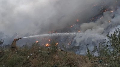 Так рятувальники гасять пожежу на сміттєзвалищі поблизу Полтави