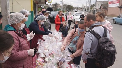 Купив паску — допоміг онкохворим. У вінницькій школі влаштували "Великодній ярмарок добра" Купив паску — допоміг онкохворим. У вінницькій школі влаштували "Великодній ярмарок добра"