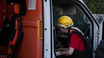 Медикиня в машині швидкої