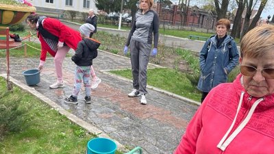 У пам’ять про загиблих воїнів їхні родини у Звягелі висадили трояндову клумбу У пам’ять про загиблих воїнів їхні родини у Звягелі висадили трояндову клумбу