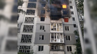 В Оріхові внаслідок обстрілу РФ 6 серпня горіла дев'ятиповерхівка В Оріхові внаслідок обстрілу РФ 6 серпня горіла дев'ятиповерхівка