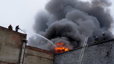 Гасіння пожежі на промисловому об'єкті у Луцьку