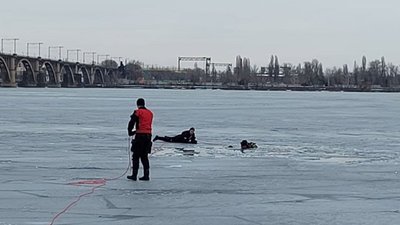 Дніпровські рятувальники знайшли тіло хлопця, який провалився під лід Дніпровські рятувальники знайшли тіло хлопця, який провалився під лід