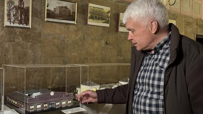Михайло Тимрук створює макети будівель