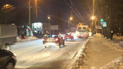 У Рівному школярка потрапила під колеса тролейбуса У Рівному школярка потрапила під колеса тролейбуса