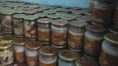 Громада скупляє свині та готує тушонки для військових на фронт. Фото: Суспільне Поділля. Громада скупляє свині та готує тушонки для військових на фронт. Фото: Суспільне Поділля.