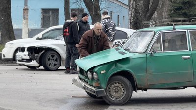 У Житомирі на перехресті не розминулися дві автівки — на водія-пенсіонера склали протокол У Житомирі на перехресті не розминулися дві автівки — на водія-пенсіонера склали протокол