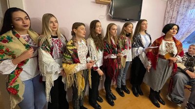 Хористки Тернопільського Архикатедрального собору заколядували в Будинку Милосердя Святої Варвари Хористки Тернопільського Архикатедрального собору заколядували в Будинку Милосердя Святої Варвари
