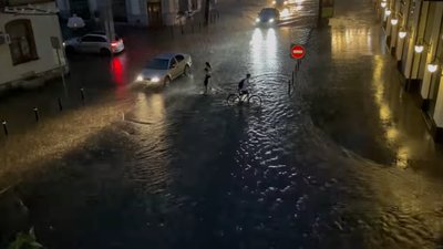 Гроза в Івано-Франківську: підтопило центральні вулиці міста