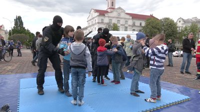 Військова техніка, зброя, службові собаки – як у Чернігові відзначили День захисту дітей Військова техніка, зброя, службові собаки – як у Чернігові відзначили День захисту дітей