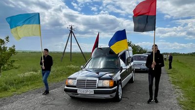 Мешканці зустріли скорботний кортеж Мешканці зустріли скорботний кортеж