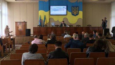 Діти не ходять на навчання, а вчителька голодує. На Тернопільщині вимагають не закривати класи Діти не ходять на навчання, а вчителька голодує. На Тернопільщині вимагають не закривати класи