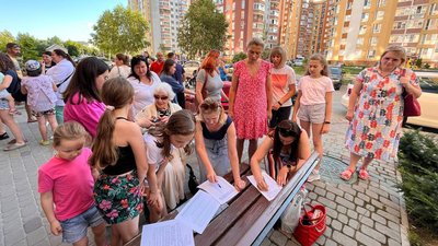 Мешканці багатоповерхівок на вулиці Білогірській в Тернополі підписують звернення Мешканці багатоповерхівок на вулиці Білогірській в Тернополі підписують звернення